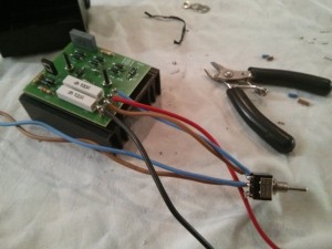 Soldamos los cables al conmutador y a la placa de circuito impreso
